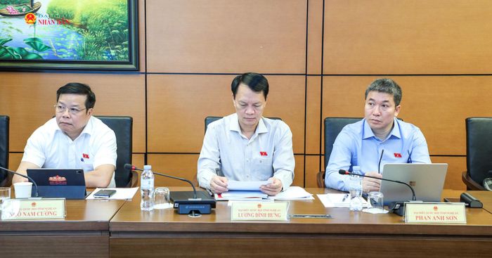 Các ĐBQH tỉnh Nghệ An dự thảo luận tại tổ.
