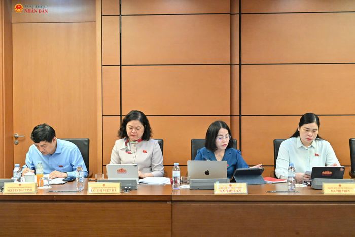 Các ĐBQH tỉnh Tuyên Quang tham gia phiên thảo luận ở Tổ 14 sáng 19/10