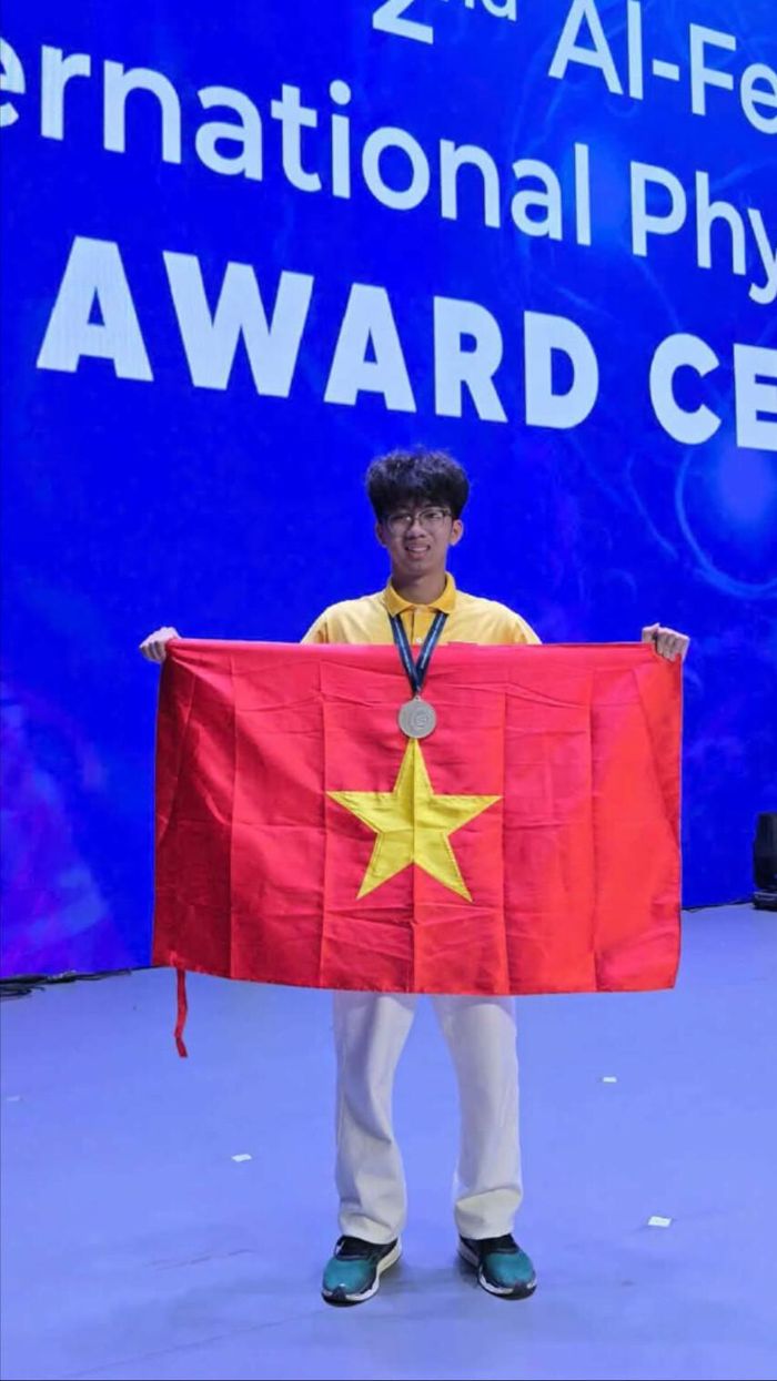 Tăng Hạo Nhiên xuất sắc giành Huy chương Bcaj tại Olympic Vật lí quốc tế Al-Fergani 2026 ở Uzbekistan. Ảnh: NVCC