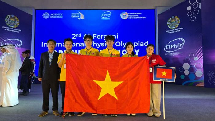 Tăng Hạo Nhiên (thứ 3 từ trái qua) chụp ảnh cùng đoàn dự thi Việt Nam tại Olympic Vật lí quốc tế Al-Fergani 2026 ở Uzbekistan. Ảnh: NVCC