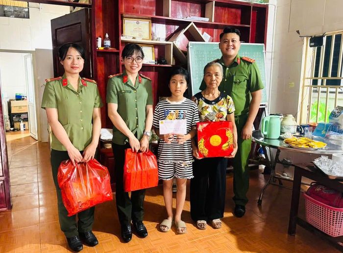 Trở thành những người "cha, mẹ nuôi" đó là niềm vinh dự của các chiến sĩ công an.