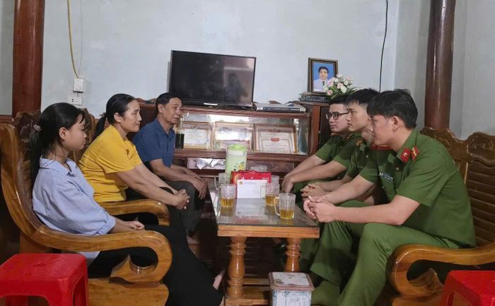 Quan tâm, động viên theo dõi những bước chân của các em còn là nhiệm vụ của các chiến sĩ công an.