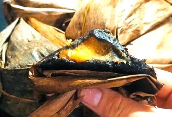 Nguyên liệu chính gồm: lá gai, đậu xanh, bột nếp, đường mơ và cùi dừa... mỗi nguyên liệu đều góp phần tạo nên hương vị đặc trưng của chiếc bánh gai truyền thống.