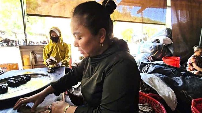 Sau khi trừ các khoản chi phí, cơ sở của gia đình chị Lan thu về hơn 1 triệu đồng mỗi ngày.