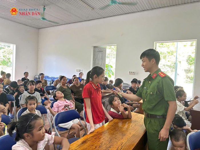 Công an xã Thanh Mai tuyên truyền phòng, chống ma túy cho học sinh. Ảnh: Đồng Thưởng.