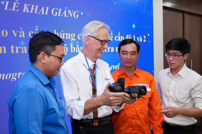 Ông Ronald Newport giới thiệu thiết bị camera nhiệt cho các học viên EVNHCMC