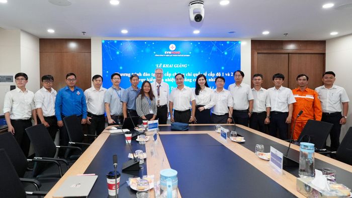 Đại biểu, giảng viên và học viên chụp hình lưu niệm tại lễ khai giảng
