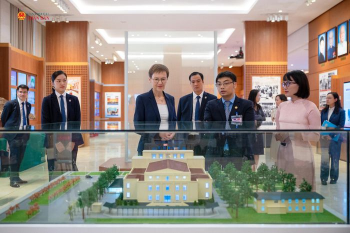 Thủ tướng Công quốc Liechtenstein Brigitte Haas tham quan Bảo tàng Quốc hội Việt Nam