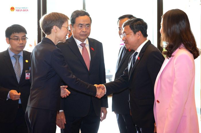 Chủ tịch Quốc hội Trần Thanh Mẫn giới thiệu với Thủ tướng Công quốc Liechtenstein Brigitte Haas về thành viên đoàn đại biểu Việt Nam