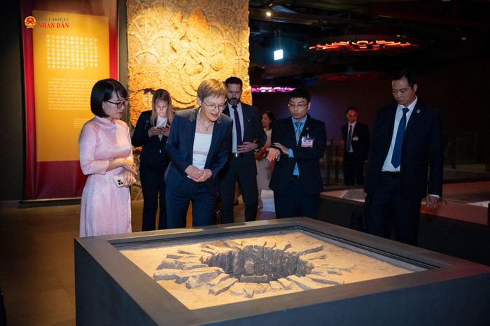 Thủ tướng Công quốc Liechtenstein Brigitte Haas tham quan Khu trưng bày khảo cổ dưới lòng đất Nhà Quốc hội