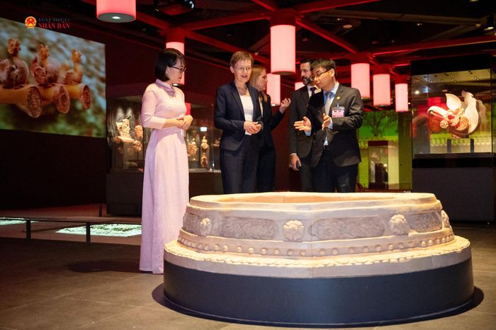 Thủ tướng Công quốc Liechtenstein Brigitte Haas tham quan Khu trưng bày khảo cổ dưới lòng đất Nhà Quốc hội