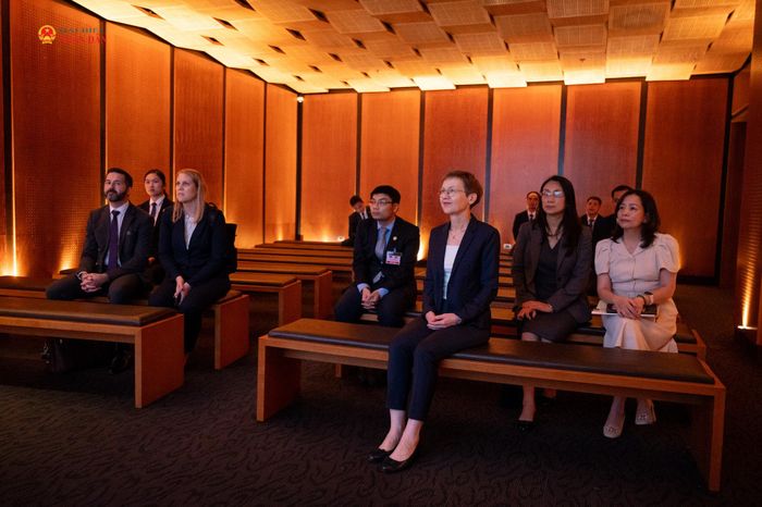 Thủ tướng Công quốc Liechtenstein Brigitte Haas tham quan Khu trưng bày khảo cổ dưới lòng đất Nhà Quốc hội