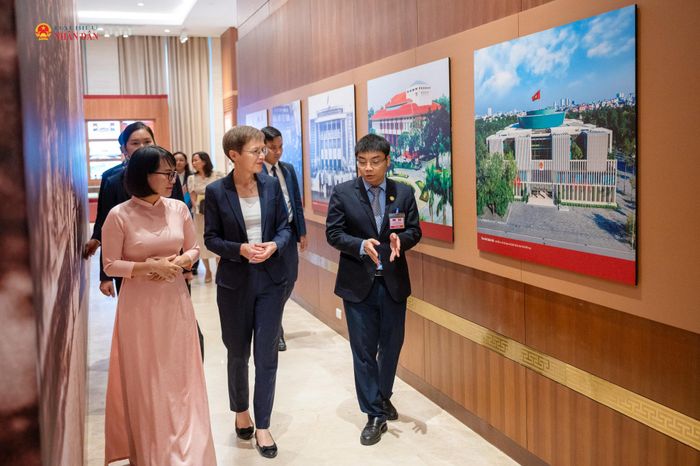 Thủ tướng Công quốc Liechtenstein Brigitte Haas tham quan Bảo tàng Quốc hội Việt Nam