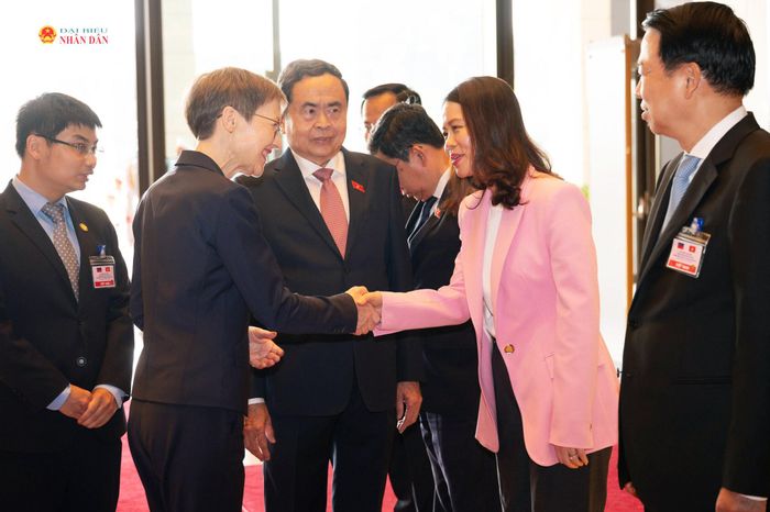 Chủ tịch Quốc hội Trần Thanh Mẫn giới thiệu với Thủ tướng Công quốc Liechtenstein Brigitte Haas về thành viên đoàn đại biểu Việt Nam