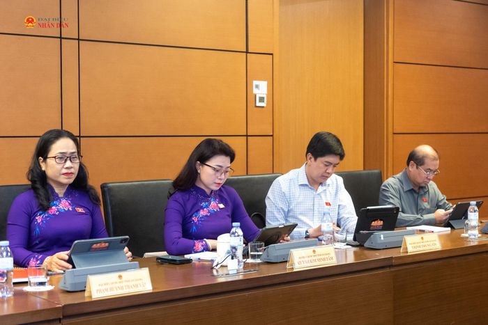 Các ĐBQH tỉnh An Giang tham dự phiên thảo luận tổ. Ảnh: Mạnh Hưng