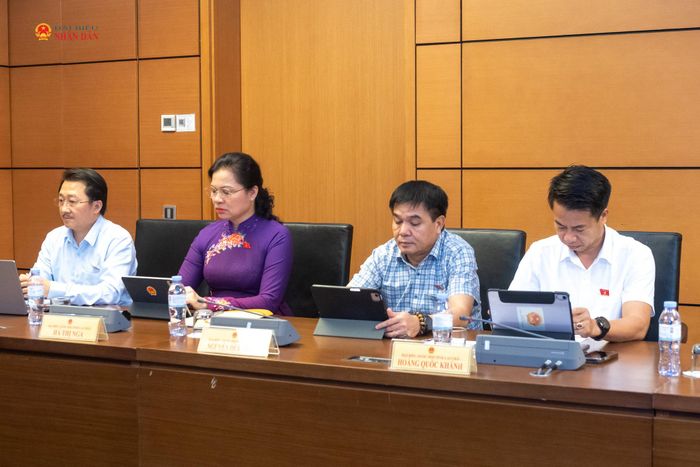 Các ĐBQH tỉnh Lai Châu tham dự phiên thảo luận tổ. Ảnh: Mạnh Hưng