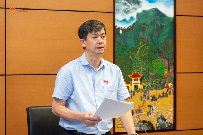 Trưởng Đoàn đại biểu Quốc hội tỉnh An Giang Lê Quang Tùng điều hành phiên thảo luận Tổ 16. Ảnh: Mạnh Hưng