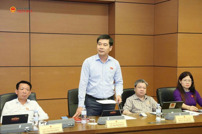 ĐBQH Lê Thanh Hoàn (Thanh Hóa) phát biểu thảo luận tổ. Ảnh: An Nhiên