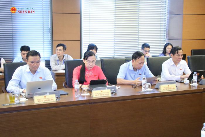 Các đại biểu tham dự phiên thảo luận tại Tổ 6. Ảnh: Đắc Trường
