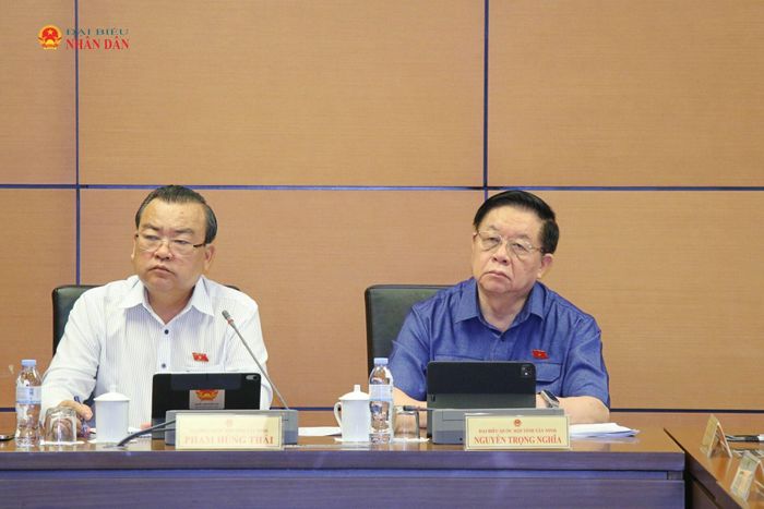 Các đại biểu tham dự phiên thảo luận tại Tổ 6. Ảnh: Đắc Trường