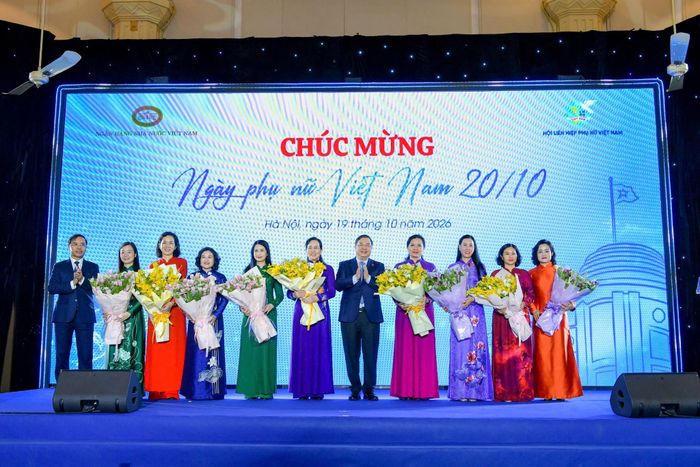 Phó Thủ tướng thường trực Phạm Gia Túc và Thống đốc Ngân hàng Nhà nước Phạm Đức Ấn chúc mừng các nữ đại biểu nhân kỷ niệm Ngày Phụ nữ Việt Nam