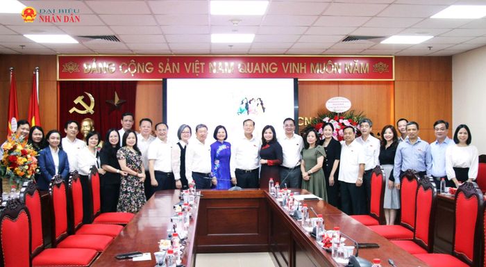 Đảng ủy, Thường trực Ủy ban Quốc phòng, An ninh và Đối ngoại tổ chức buổi gặp mặt, chúc mừng, tri ân các nữ cán bộ nhân Ngày Phụ nữ Việt Nam. Ảnh: Đắc Trường