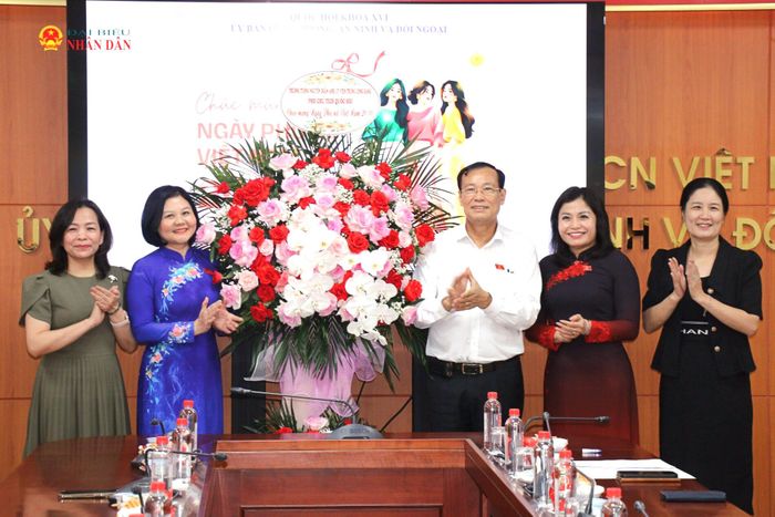 Chủ nhiệm Ủy ban Thượng tướng Lê Tấn Tới đã trao lẵng hoa chúc mừng của Phó Chủ tịch Quốc hội, Thượng tướng Nguyễn Doãn Anh tới các nữ cán bộ đang công tác tại Uỷ ban
