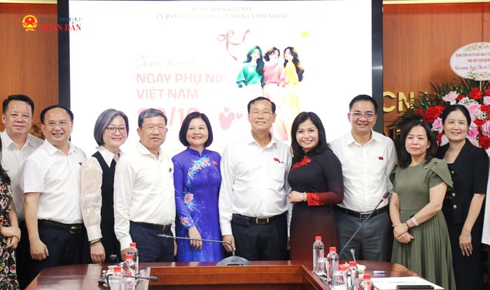 Các đại biểu chụp ảnh lưu niệm. Ảnh: Đắc Trường