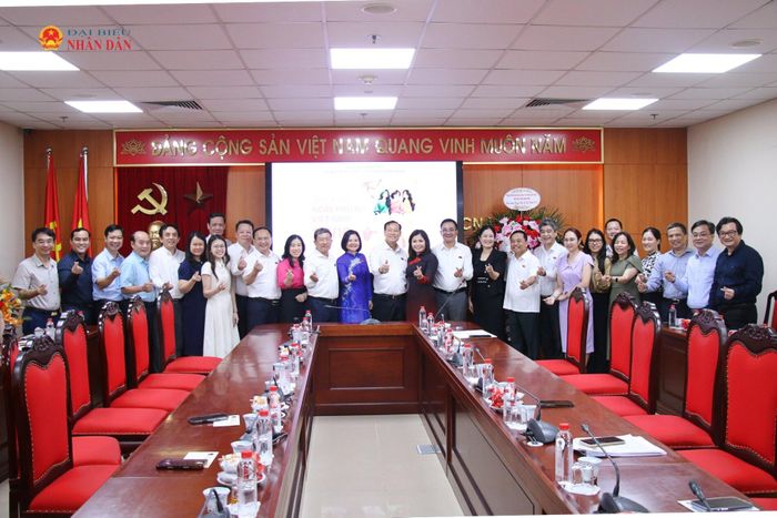Các đại biểu chụp ảnh lưu niệm. Ảnh: Đắc Trường