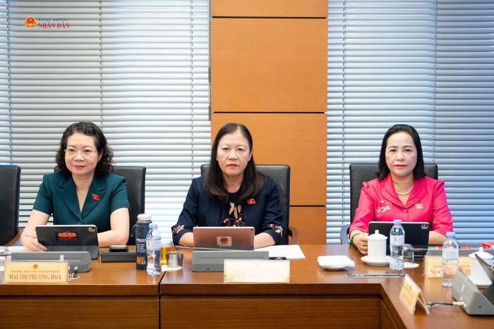 Phó Chủ tịch Quốc hội Nguyễn Thị Thanh và các đại biểu tham dự thảo luận tại Tổ 9. Ảnh: Trọng Hiếu