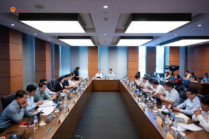 Toàn cảnh phiên thảo luận tại Tổ 9. Ảnh: Trọng Hiếu