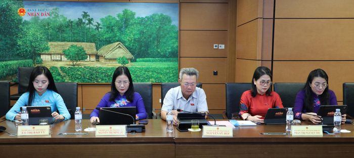 Các ĐBQH tỉnh Nghệ An dự phiên thảo luận