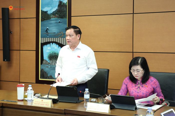 Trưởng Đoàn ĐBQH tỉnh Nghệ An Nguyễn Khắc Thận điều hành phiên thảo luận tại Tổ 10