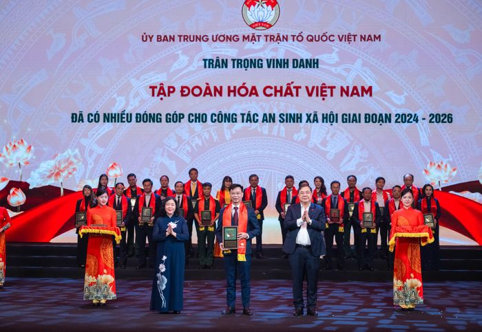 Phó Thủ tướng Thường trực Chính phủ Phạm Gia Túc trao vinh danh cho Phó Tổng Giám đốc Nguyễn Văn Luyện, ghi nhận những đóng góp trong công tác an sinh xã hội