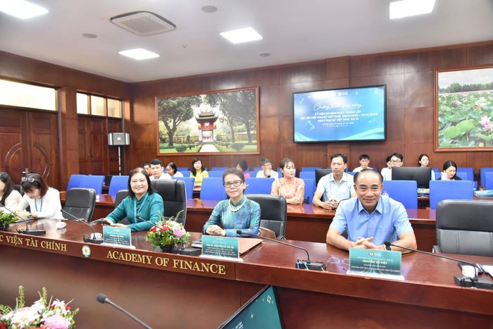 Các đại biểu tham dự Hội thảo "Vai trò của nữ giới trong phát triển nền kinh tế bạc"