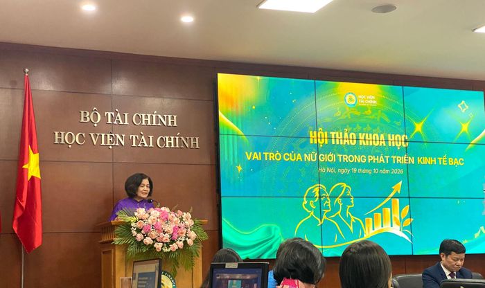 ThS. Nguyễn Thị Tư, Ủy viên Ban thường vụ, Trưởng Ban Kiểm tra Hội Người cao tuổi Việt Nam phát biểu tại Hội thảo