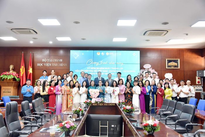 Các đại biểu chụp ảnh lưu niệm tại Hội thảo "Vai trò của nữ giới trong phát triển nền kinh tế bạc"