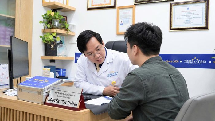 Bác sĩ Thành thăm khám cho một ca bệnh (Ảnh: BVCC)