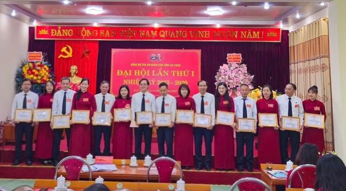 Thẩm phán Dương Thị Tuyết Thanh luôn nhiệt tình tham gia công tác Đảng