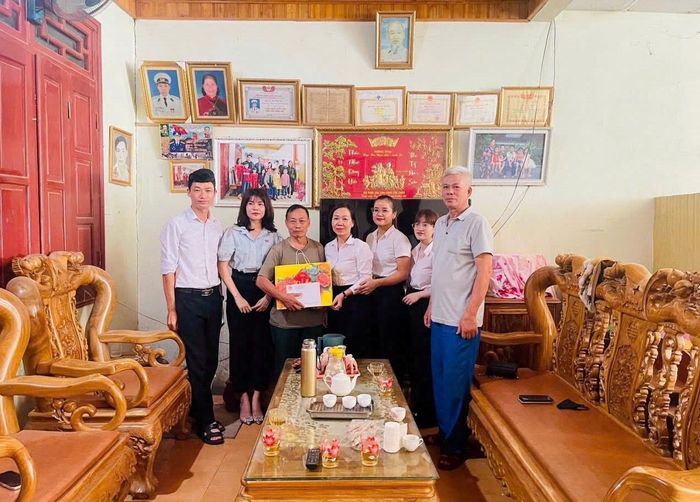 Thẩm phán Dương Thị Tuyết Thanh luôn quan tâm thăm hỏi động viên gia đình chính sách