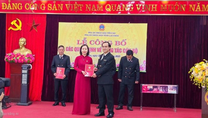 Đồng chí Nguyễn Xuân Hòa, Chánh án TAND tỉnh Lai Châu trao Quyết định bổ nhiệm Thẩm phán Dương Thị Tuyết Thanh, Chánh án TAND khu vực 3