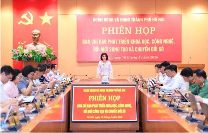 Bà Phùng Thị Hồng Hà chủ trì phiên họp về phát triển khoa học, công nghệ, đổi mới sáng tạo và chuyển đổi số trong hoạt động của Đoàn đại biểu Quốc hội và HĐND thành phố Hà Nội