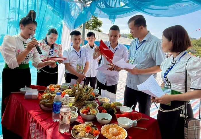 Các nghi thức rước hồn lúa, giã cốm, làm cơm cốm, chuẩn bị lễ vật và cúng thổ địa