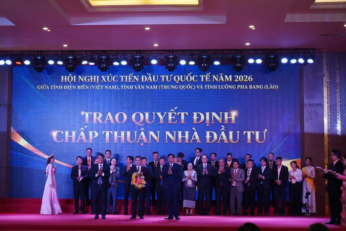 Chủ tịch UBND tỉnh Điện Biên trao Quyết định chấp thuận nhà đầu tư tại sự kiện.