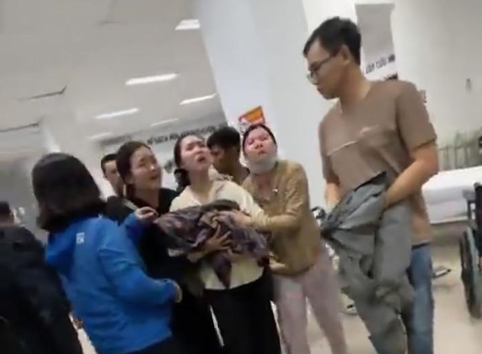 Bé gái 9 tháng tuổi tử vong nghi sau khi tiêm thuốc tại bệnh viện. (Ảnh cắt từ clip)