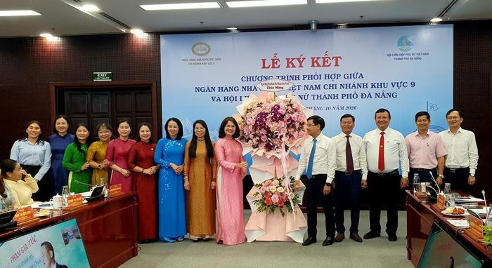 Đại diện ngành Ngân hàng Khu vực 9 tặng hoa cho các nữ lãnh đạo nhân dịp 20/10 (Ảnh: Công Thái)