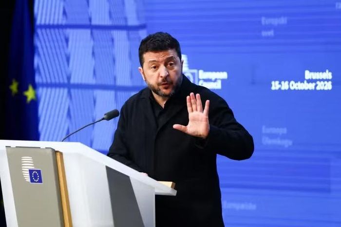 Tổng thống Volodymyr Zelensky phát biểu tại một hội nghị thượng đỉnh Liên minh châu Âu ở Brussels. Ảnh Reuters.