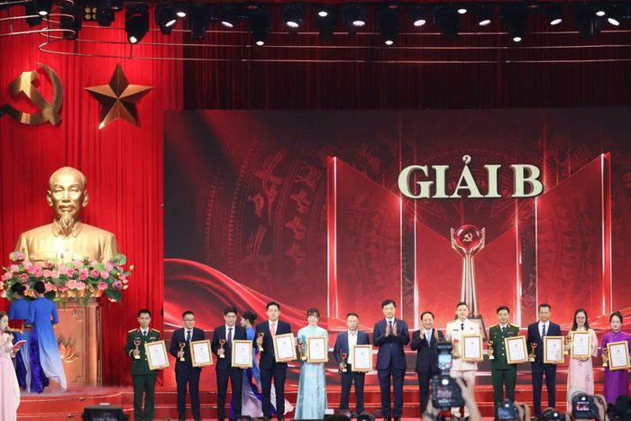 Trưởng Ban Tổ chức Trung ương Nguyễn Duy Ngọc và Trưởng Ban Tuyên giáo Trung ương Trịnh Văn Quyết trao giải B cho các tác giả.