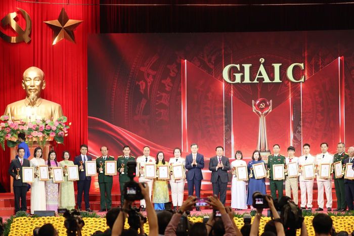 Giám đốc Học viện Chính trị quốc gia Hồ Chí Minh Đoàn Minh Huấn và Chủ tịch Hội đồng Lý luận Trung ương Nguyễn Xuân Thắng trao giải C cho các tác giả.