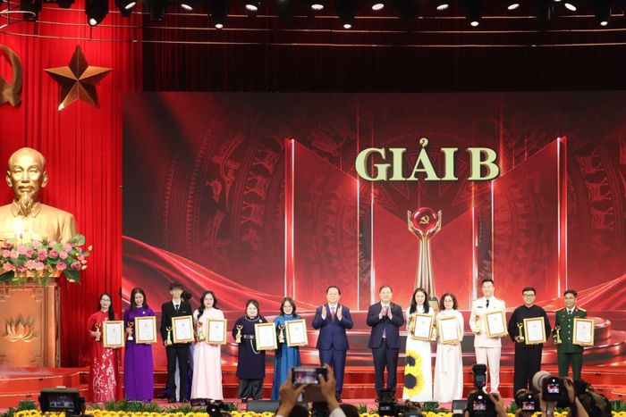 Phó Thủ tướng Thường trực Phạm Gia Túc và Chủ nhiệm Tổng cục Chính trị Quân đội nhân dân Việt Nam Nguyễn Trọng Nghĩa trao giải B cho các tác giả.